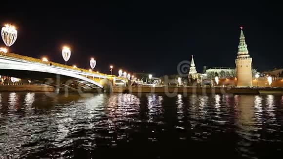 晚上靠近克里姆林宫的石桥俄罗斯莫斯科最受欢迎的景色视频的预览图