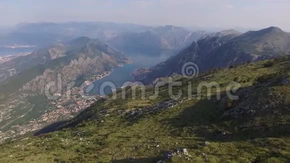 科托湾高地从洛文山到海湾的景色视频的预览图