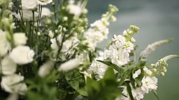 在黑山举行的婚礼上白色的花卉组合物婚礼视频的预览图
