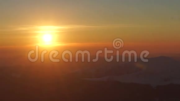 夕阳西下的冬山阳光景观视频的预览图