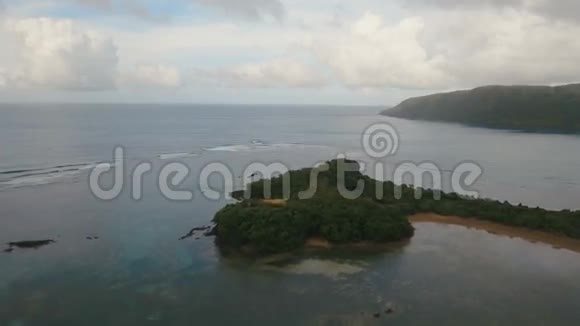 鸟瞰美丽的热带岛屿菲律宾卡坦杜安岛视频的预览图