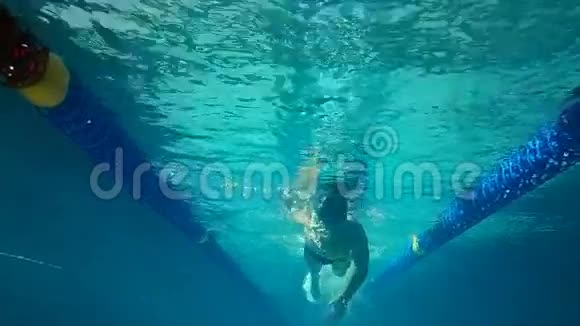 人类游泳的水下景观视频的预览图