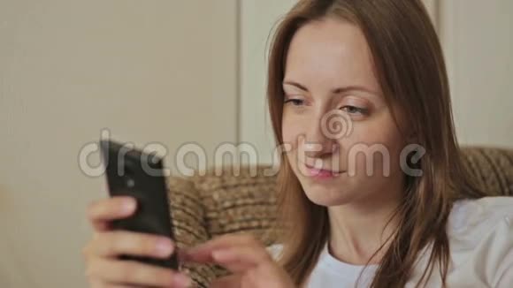 在家使用手机的年轻女子视频的预览图
