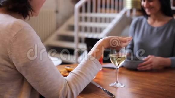 在餐馆吃饭聊天的女人视频的预览图