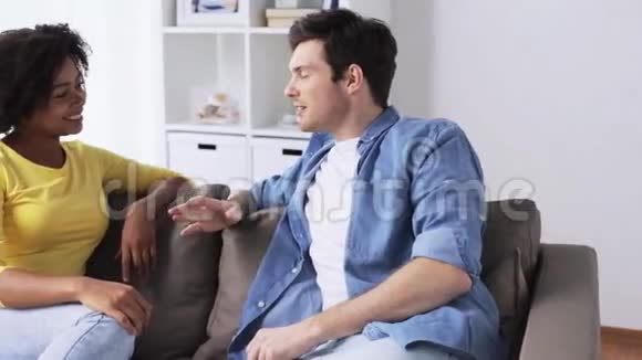 微笑的国际情侣在家聊天视频的预览图