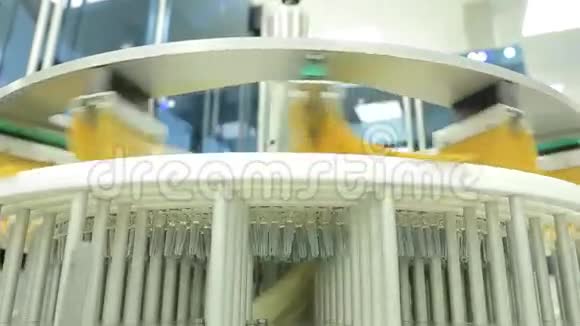 药剂学药厂工人操作片剂泡罩包装机注射器的制造注射器视频的预览图