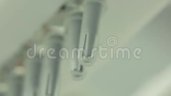 药剂学药厂工人操作片剂泡罩包装机注射器的制造注射器视频的预览图