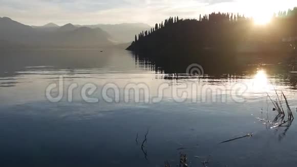 黑山的斯卡达尔湖巴最大的淡水湖视频的预览图