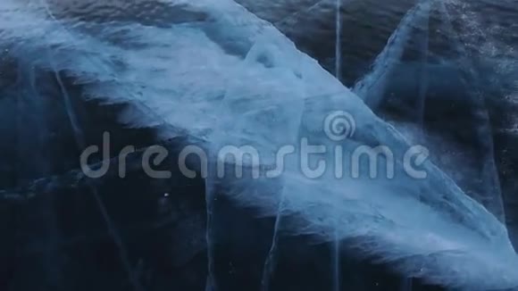 透明冰中的裂缝视频的预览图
