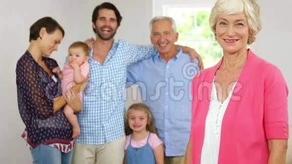 幸福的一家人站在一起视频的预览图
