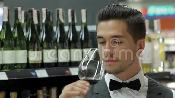 品酒师检查葡萄酒视频的预览图