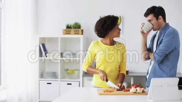 快乐的夫妻在家厨房做饭视频的预览图