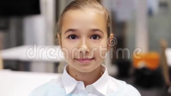 快乐的微笑美丽的青春期女孩视频的预览图