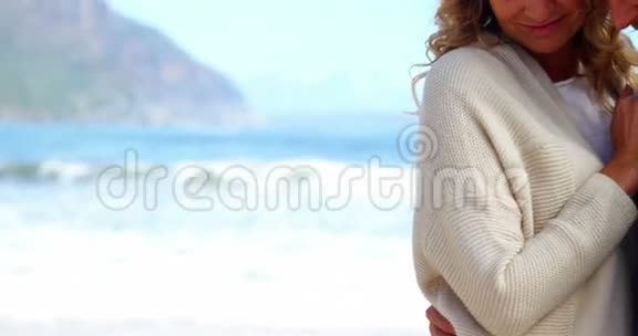 浪漫的情侣拥抱在海滩上视频的预览图