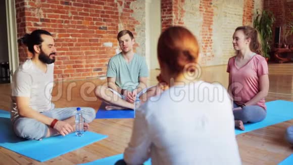 一群人在健身房的瑜伽垫上休息视频的预览图