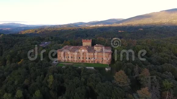 空中拍摄华丽的意大利三梅扎诺城堡中世纪建筑与无人机拍摄视频的预览图