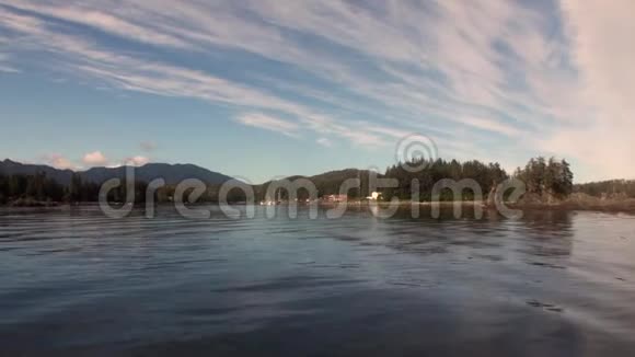 令人惊叹的风景平静的太平洋水的背景海岸在阿拉斯加视频的预览图