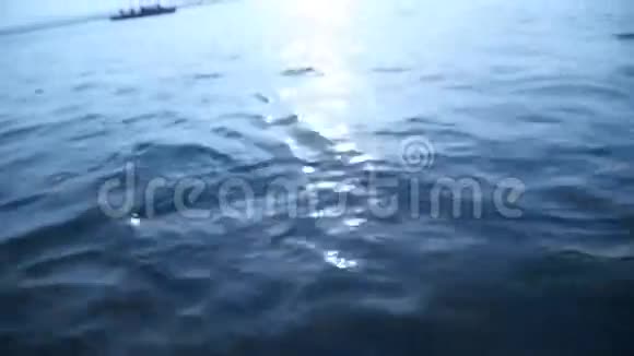 月光下的水波视频的预览图