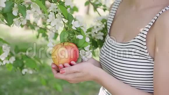 年轻女子在树的背景下享受视频的预览图