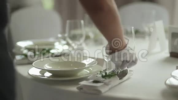 接待处优雅的烛光餐桌布置视频的预览图