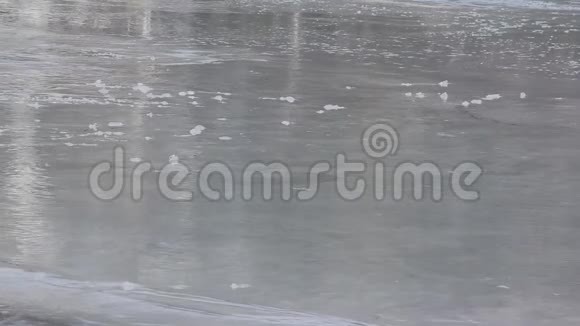 流经河流融化的冰面的水视频的预览图