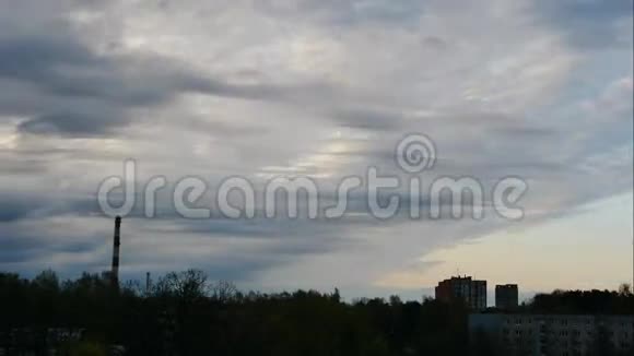 太阳升起时天空和移动的云电厂管道与烟雾拉脱维亚4K视频的预览图