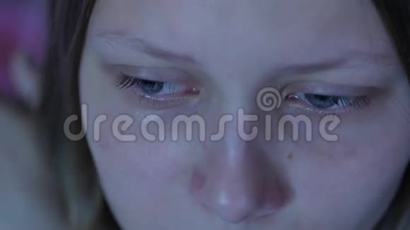 沮丧的少女独自哭泣4KUHD视频的预览图