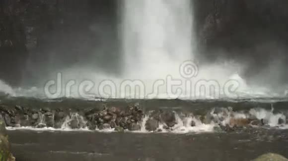 美丽的热带瀑布菲律宾Camiguin岛视频的预览图