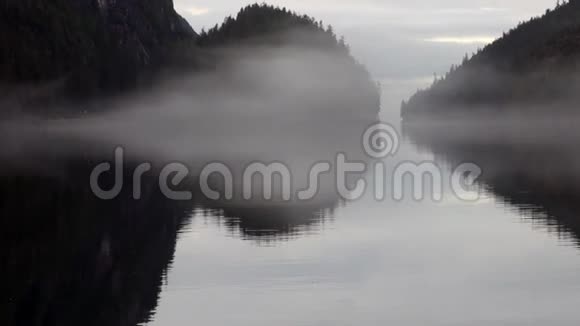 太平洋平静的水背景下雾中的山脉视频的预览图