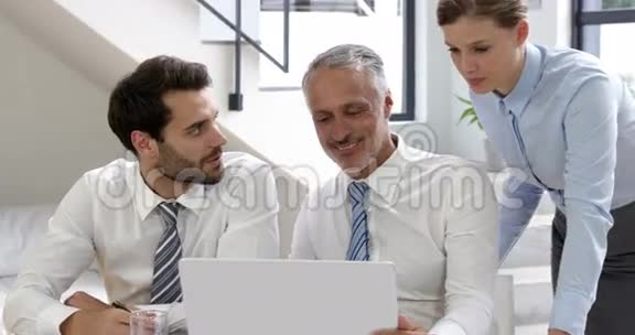商人和女人在笔记本电脑前说话视频的预览图