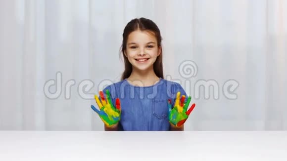 微笑的女孩表现出彩绘的手视频的预览图
