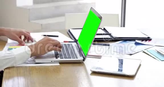 商人在他的电脑里打字视频的预览图