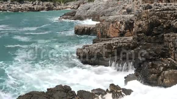 黑山海上的岩石岩石海岸野生海滩丹杰罗视频的预览图