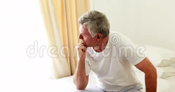 一个年长的男人在透过窗户思考视频的预览图