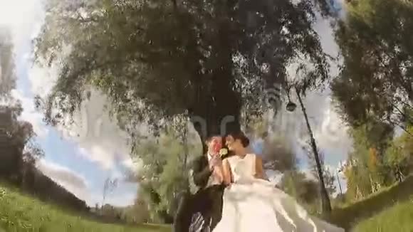 公园的新娘和新郎手里拿着糖果视频的预览图