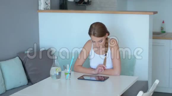 年轻女子在平板电脑上上网视频的预览图