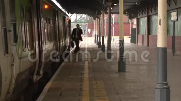 火车站的商人视频的预览图