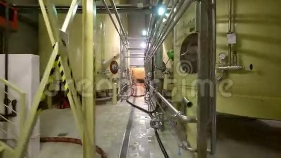 带焊接筒仓的工业内部视频的预览图