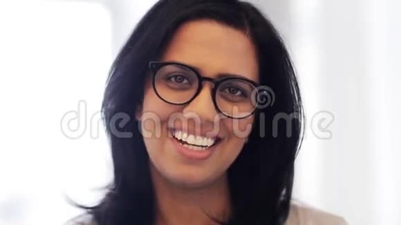 戴眼镜的快乐微笑的印度年轻女子视频的预览图