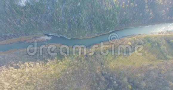 乌拉尔森林岩石山河空中景观视频的预览图