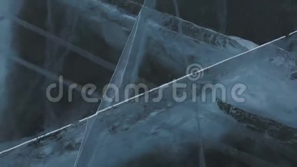 透明冰中的裂缝视频的预览图
