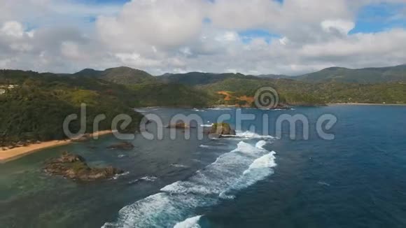 带有热带岛屿海滩岩石和波浪的海景菲律宾卡坦杜内斯视频的预览图