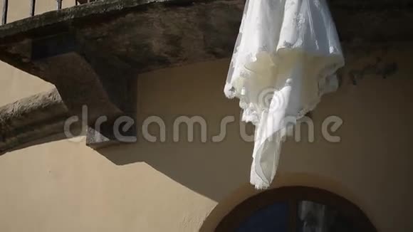 户外阳台上的白色婚纱视频的预览图