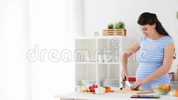 孕妇在家做蔬菜沙拉视频的预览图