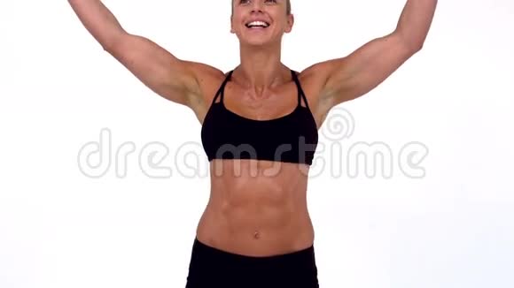 女运动员举起手臂视频的预览图