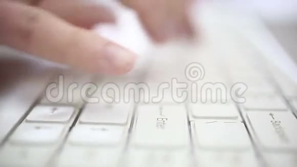 做笔记本电脑的女商人视频的预览图