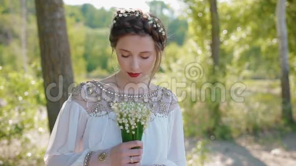 美丽的白种人新娘的肖像视频的预览图