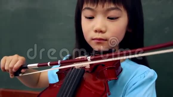 可爱的小学生拉小提琴视频的预览图