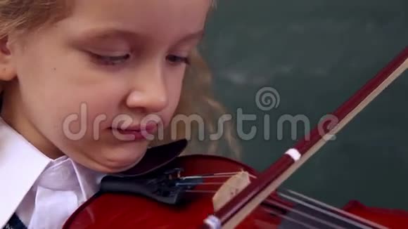 可爱的学生拉小提琴视频的预览图