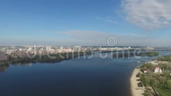 河上的桥景道路交汇处城市睡眠区视频的预览图